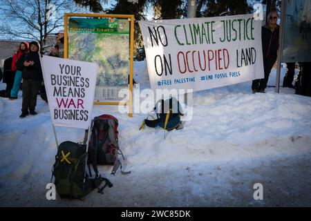 Davos, Suisse. 14 janvier 2024. Des banderoles sont vues lors d’un rassemblement contre le 54e Forum économique mondial. Des centaines de manifestants se sont rassemblés pour exprimer leurs préoccupations concernant l'ordre du jour du Forum économique mondial (FEM) de cette année. Le Forum engage les dirigeants politiques, commerciaux et culturels de la société à façonner les agendas mondiaux, régionaux et industriels, qui peuvent avoir un impact sur tout le monde dans le monde. (Photo Andy Barton/SOPA Images/Sipa USA) crédit : SIPA USA/Alamy Live News Banque D'Images