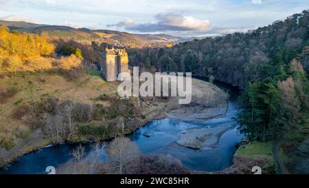 Vue aérienne du château de Neidpath sur les rives de la rivière Tweed à Peebles, Écosse, Royaume-Uni. Banque D'Images