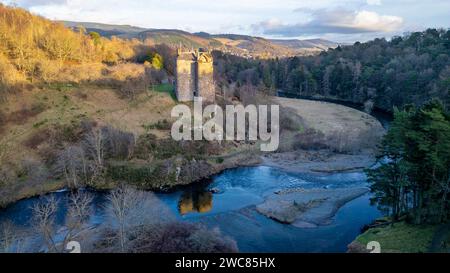 Vue aérienne du château de Neidpath sur les rives de la rivière Tweed à Peebles, Écosse, Royaume-Uni. Banque D'Images