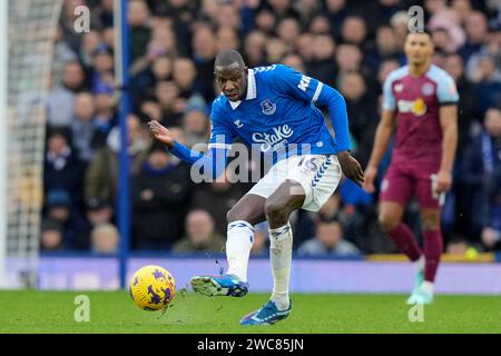 Liverpool, Royaume-Uni. 14 janvier 2024. Abdoulaye Doucouré d'Everton passe le ballon lors du match de Premier League Everton vs Aston Villa à Goodison Park, Liverpool, Royaume-Uni, le 14 janvier 2024 (photo de Steve Flynn/News Images) crédit : News Images LTD/Alamy Live News Banque D'Images