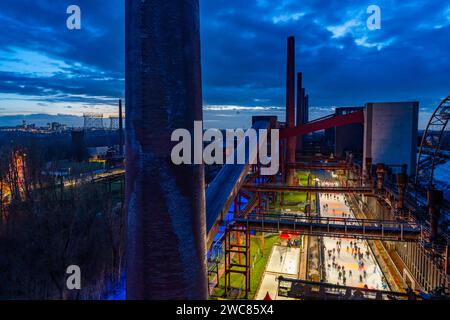 Die Eisbahn auf der Kokerei Zollverein, Welterbe Zeche Zollverein, Links die Skyline der Innenstadt von Essen, NRW, Deutschland, Eisbahn Zollverein *** la patinoire de la cokerie de Zollverein, site du patrimoine mondial de la mine de charbon de Zollverein, à gauche la Skylverein centre-ville d'Essen Allemagne Banque D'Images