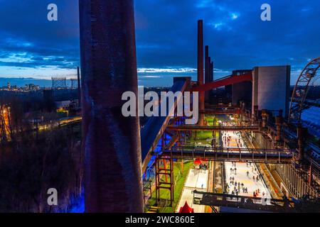 Die Eisbahn auf der Kokerei Zollverein, Welterbe Zeche Zollverein, Links die Skyline der Innenstadt von Essen, NRW, Deutschland, Eisbahn Zollverein *** la patinoire de la cokerie de Zollverein, site du patrimoine mondial de la mine de charbon de Zollverein, à gauche la Skylverein centre-ville d'Essen Allemagne Banque D'Images