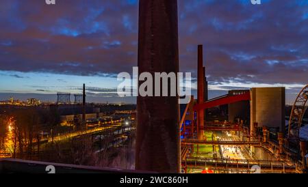 Die Eisbahn auf der Kokerei Zollverein, Welterbe Zeche Zollverein, Links die Skyline der Innenstadt von Essen, NRW, Deutschland, Eisbahn Zollverein *** la patinoire de la cokerie de Zollverein, site du patrimoine mondial de la mine de charbon de Zollverein, à gauche la Skylverein centre-ville d'Essen Allemagne Banque D'Images