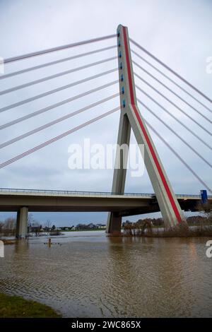 Die Fleher Brücke, auch Rheinbrücke Düsseldorf-Flehe, zwischen Düsseldorf und Neuss ist eine 1979 eröffnete Autobahnbrücke über den Rhein, die die A 46 aus der linksrheinischen Region mit dem Bergischen Land und dem Düsseldorfer Süden verbindet. Fleher Brücke *** le pont Fleher, également connu sous le nom de pont du Rhin Düsseldorf Flehe, entre Düsseldorf et Neuss se trouve un pont autoroutier sur le Rhin qui a été ouvert en 1979 et relie l'A 46 de la région sur la rive gauche du Rhin avec le Land de Bergisches et le sud du pont de Düsseldorf Fleher Banque D'Images