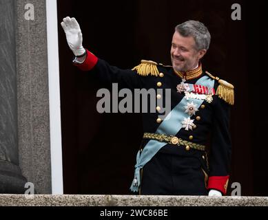 COPENHAGUE, DANEMARK 20240114RFrederik X vagues du balcon du palais Christiansborg à Copenhague. Dimanche, le roi Frederik X a pris le trône de la reine Margrethe II Le changement de trône a été proclamé depuis le balcon du château de Christiansborg par le Premier ministre mette Fredrikssen. Photo : Johan Nilsson/TT/Code 50090 crédit : TT News Agency/Alamy Live News Banque D'Images