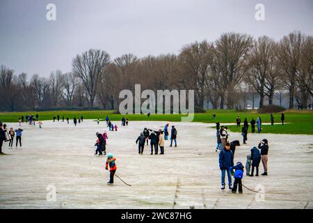 Die Rheinwiesen BEI Düsseldorf-Niederkassel, Eisflächen nach Hochwasser, durch aufgestiegenes Grundwasser hinter dem Rheindeich, Wintervergnügen, Eislaufen, NRW, Deutschland, gefrorene Rheinwiesen *** les prairies du Rhin près de Düsseldorf Niederkassel, patinoire après les inondations, en raison de la montée des eaux souterraines derrière la digue du Rhin, amusement hivernal, patinage sur glace, NRW, Allemagne, prairies rhénanes gelées Banque D'Images