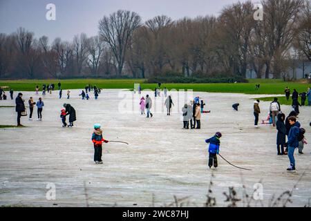 Die Rheinwiesen BEI Düsseldorf-Niederkassel, Eisflächen nach Hochwasser, durch aufgestiegenes Grundwasser hinter dem Rheindeich, Wintervergnügen, Eislaufen, NRW, Deutschland, gefrorene Rheinwiesen *** les prairies du Rhin près de Düsseldorf Niederkassel, patinoire après les inondations, en raison de la montée des eaux souterraines derrière la digue du Rhin, amusement hivernal, patinage sur glace, NRW, Allemagne, prairies rhénanes gelées Banque D'Images