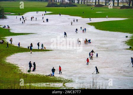 Die Rheinwiesen BEI Düsseldorf-Niederkassel, Eisflächen nach Hochwasser, durch aufgestiegenes Grundwasser hinter dem Rheindeich, Wintervergnügen, Eislaufen, NRW, Deutschland, gefrorene Rheinwiesen *** les prairies du Rhin près de Düsseldorf Niederkassel, patinoire après les inondations, en raison de la montée des eaux souterraines derrière la digue du Rhin, amusement hivernal, patinage sur glace, NRW, Allemagne, prairies rhénanes gelées Banque D'Images