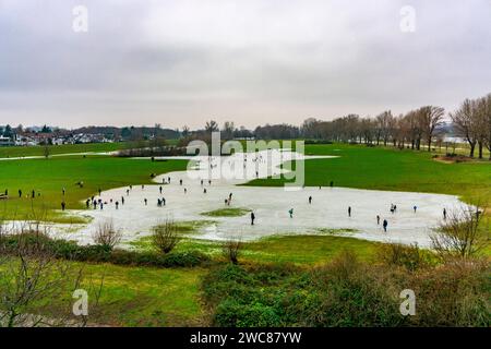 Die Rheinwiesen BEI Düsseldorf-Niederkassel, Eisflächen nach Hochwasser, durch aufgestiegenes Grundwasser hinter dem Rheindeich, Wintervergnügen, Eislaufen, NRW, Deutschland, gefrorene Rheinwiesen *** les prairies du Rhin près de Düsseldorf Niederkassel, patinoire après les inondations, en raison de la montée des eaux souterraines derrière la digue du Rhin, amusement hivernal, patinage sur glace, NRW, Allemagne, prairies rhénanes gelées Banque D'Images