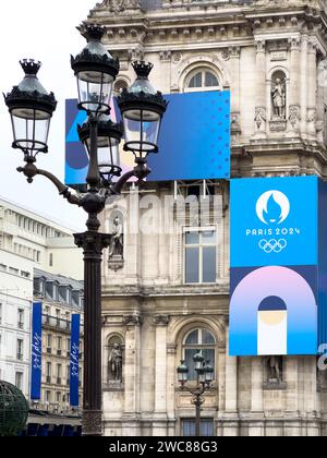 Logos des Jeux Olympiques de Paris 2024 sur Hôtel de ville à Paris, France Banque D'Images