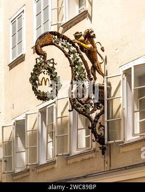 Salzbourg, AT – 7 juin 2023 vue rapprochée du panneau de guilde en fer forgé de McDonalds, sur la Getreidegasse, une rue commerçante animée dans l’Altstadt historique Banque D'Images