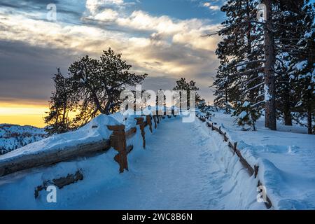 Sentier enneigé jusqu'au point de vue du parc national de Bryce Canyon, Utah Banque D'Images