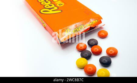 Boîte de bonbons de pièces de Reese isolée sur un fond blanc Banque D'Images