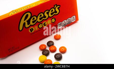 Boîte de bonbons de pièces de Reese isolée sur un fond blanc Banque D'Images