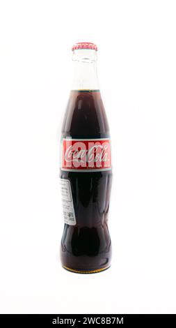 Bouteille de Coca-Cola mexicaine importée isolée sur fond blanc avec étiquette de faits nutritionnels supplémentaire ajoutée pour l'importation Banque D'Images