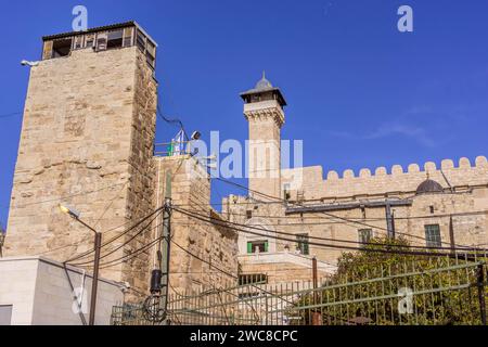 Les murs et les tours du Caveau des Patriarches (Tombeau des Patriarches, Machpelah), un sanctuaire religieux, dans le centre-ville de la ville palestinienne de Héb Banque D'Images
