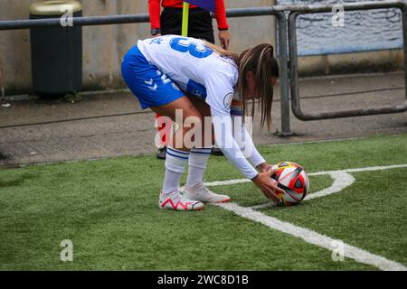 San Claudio, Asturies, Espagne. 14 janvier 2024. San Claudio, Espagne, 14 janvier 2024: Raquel Pena (23 ans), joueuse de L'UDG Tenerife, place le ballon dans le coin lors de la manche des 16 de la SM la Reina Cup 2023-24 entre le Real Oviedo FEM et l'UDG Tenerife, le 14 janvier 2024, au complexe sportif El CastaÃ±eo, à San Claudio, en Espagne. (Image de crédit : © Alberto Brevers/Pacific Press via ZUMA Press Wire) USAGE ÉDITORIAL SEULEMENT! Non destiné à UN USAGE commercial ! Banque D'Images