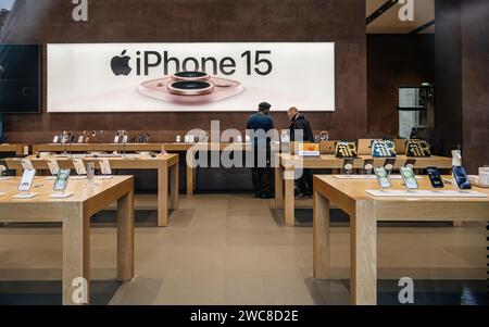 Paris, France - 22 septembre 2023 : les clients découvrent les dernières technologies lors du lancement de l'iPhone 15 Pro dans un Apple Store, avec des designs élégants exposés. Banque D'Images
