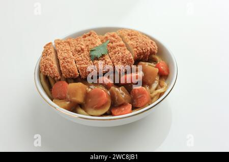 Udon au curry japonais avec Katsu de poulet, isolé sur blanc Banque D'Images