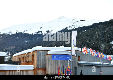 Davos. 14 janvier 2024. Cette photo prise le 14 janvier 2024 montre la vue extérieure du Centre de congrès pour la réunion annuelle 2024 du Forum économique mondial (FEM) à Davos, en Suisse. Sur le thème « reconstruire la confiance », la 54e réunion annuelle du FEM aura lieu ici du 15 au 19 janvier. Les principaux sujets abordés lors du forum vont de la sécurité et de la coopération dans un monde divisé, à la création d'emplois et de croissance pour une nouvelle ère, à une stratégie à long terme pour le climat, la nature et l'énergie. Crédit : Lian Yi/Xinhua/Alamy Live News Banque D'Images