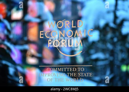 Davos. 14 janvier 2024. Cette photo prise le 14 janvier 2024 montre le logo du Forum économique mondial (FEM) à Davos, en Suisse. Sur le thème « reconstruire la confiance », la 54e réunion annuelle du FEM aura lieu ici du 15 au 19 janvier. Les principaux sujets abordés lors du forum vont de la sécurité et de la coopération dans un monde divisé, à la création d'emplois et de croissance pour une nouvelle ère, à une stratégie à long terme pour le climat, la nature et l'énergie. Crédit : Lian Yi/Xinhua/Alamy Live News Banque D'Images