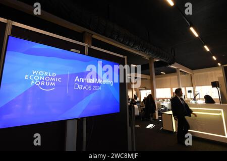 Davos. 14 janvier 2024. Cette photo prise le 14 janvier 2024 montre une vue du centre des médias pour la réunion annuelle 2024 du Forum économique mondial (FEM) à Davos, en Suisse. Sur le thème « reconstruire la confiance », la 54e réunion annuelle du FEM aura lieu ici du 15 au 19 janvier. Les principaux sujets abordés lors du forum vont de la sécurité et de la coopération dans un monde divisé, à la création d'emplois et de croissance pour une nouvelle ère, à une stratégie à long terme pour le climat, la nature et l'énergie. Crédit : Lian Yi/Xinhua/Alamy Live News Banque D'Images