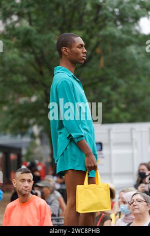 Un mannequin masculin pose sur la piste au défilé Bertrand la ligne à Montréal, Québec, Canada Banque D'Images