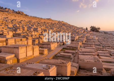 Les vieilles tombes juives sur le cimetière du Mont des oliviers en Terre Sainte, à l'extérieur de la vieille ville israélienne de Jérusalem. Banque D'Images