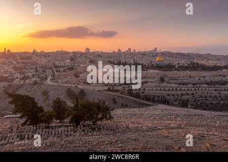 La belle vue sur le Mont Temple, le cimetière juif au Mont des oliviers, et le Dôme du Rocher, et les sanctuaires des religions abrahamiques à Jérusalem. Banque D'Images