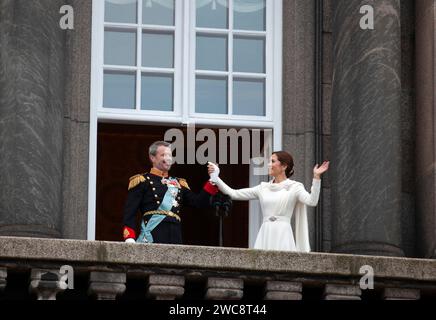 Copenhague, Danemark. 14 janvier 2024. Le roi nouvellement proclamé Frederik X(L) et la reine Marie ondulent sur le balcon du palais Christiansborg à Copenhague, Danemark, le 14 janvier 2024. Le prince héritier du Danemark Frederik a été officiellement proclamé roi par le Premier ministre mette Frederiksen dimanche. Crédit : Lin Jing/Xinhua/Alamy Live News Banque D'Images