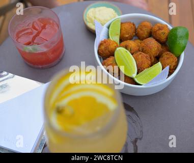 Bolinhos de Bacalhau est une collation ou un apéritif très populaire, que ce soit dans un trou dans le mur ou dans un restaurant d'hôtel de luxe, Copacabana BR Banque D'Images