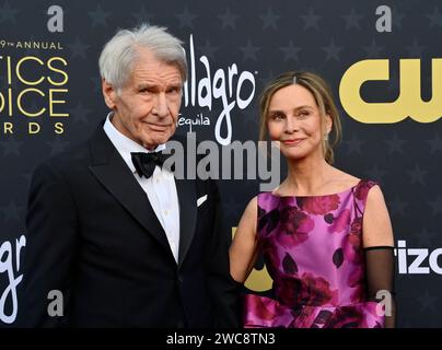 Los Angeles, États-Unis. 14 janvier 2024. (G-D) Harrison Ford et Calista Flockhart assistent à la 29e cérémonie annuelle des Critics' Choice Awards au Barker Hanger à Santa Monica, en Californie, le dimanche 14 janvier 2024. Photo de Jim Ruymen/UPI crédit : UPI/Alamy Live News Banque D'Images