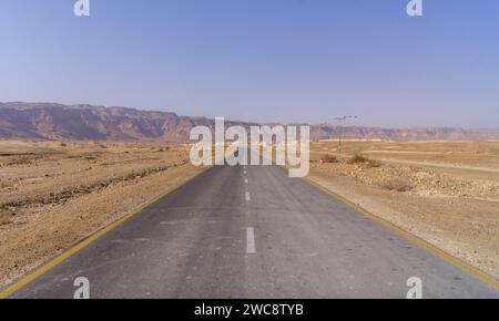 La route pittoresque vide traversant le désert de Judée dans la zone du parc national de Masada dans l'est d'Israël, à la frontière avec la Cisjordanie palestinienne. Banque D'Images