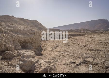 Les roches arides sèches du désert de Judée dans la zone du parc national de Masada dans l'est d'Israël, à la frontière avec la Cisjordanie palestinienne. Banque D'Images