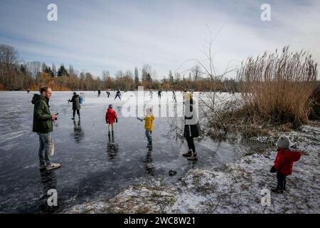 Vancouver, Canada. 14 janvier 2024. Les gens marchent sur le lac Frozen Trout à Vancouver, Colombie-Britannique, Canada, le 14 janvier 2024. Crédit : Liang Sen/Xinhua/Alamy Live News Banque D'Images