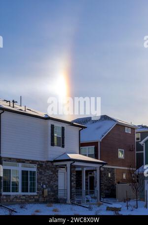 Sun Halo sur les maisons. Halo de soleil également connu sous le nom d'arc de soleil ou de chien de soleil Banque D'Images