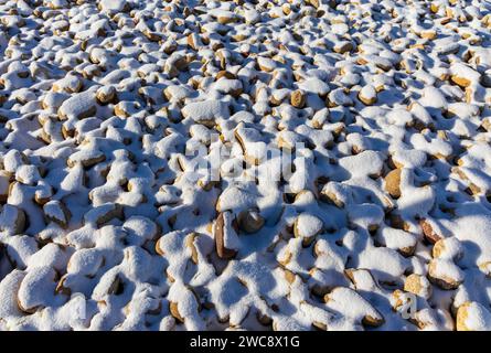 Pierres couvertes de neige fraîche. Fond d'hiver Banque D'Images