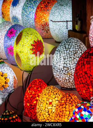 Lampes égyptiennes en forme d'oeuf en mosaïque. Lampes uniques en forme d'oeuf d'Arabie dans la boutique de souvenirs. Souvenirs égyptiens traditionnels au marché de rue. Banque D'Images