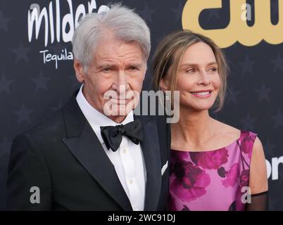 Los Angeles, États-Unis. 06 décembre 2022. (G-D) Harrison Ford et Calista Flockhart arrivent à la 29e cérémonie annuelle des Critics Choice Awards tenue au Barker Hangar à Santa Monica, CA le dimanche 14 janvier 2024. (Photo de Sthanlee B. Mirador/Sipa USA) crédit : SIPA USA/Alamy Live News Banque D'Images