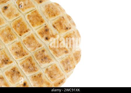 Pain plat pita isolé sur un fond blanc. Le détail et la texture du pain pita sont mis en valeur, lui donnant un aspect frais et appétissant Banque D'Images