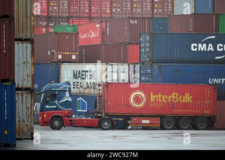 Duisburg, Allemagne. 12 janvier 2024. Les conteneurs sont chargés au port. L'Office fédéral de la statistique annonce le produit intérieur brut pour 2023. Le produit intérieur brut est une mesure de la performance économique d'une économie. Crédit : Federico Gambarini/dpa/Alamy Live News Banque D'Images