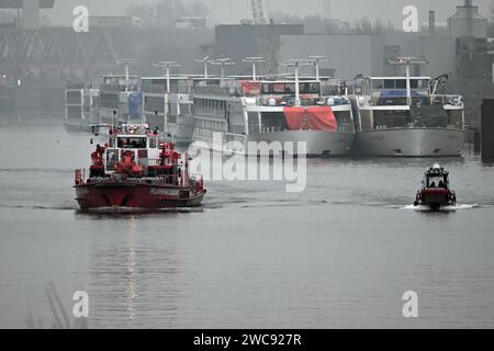 Duisburg, Allemagne. 12 janvier 2024. Navires amarrés à la jetée dans le port. L'Office fédéral de la statistique annonce le produit intérieur brut pour 2023. Le produit intérieur brut est une mesure de la performance économique d'une économie. Crédit : Federico Gambarini/dpa/Alamy Live News Banque D'Images