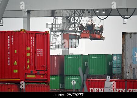 Duisburg, Allemagne. 12 janvier 2024. Les conteneurs sont chargés au port. L'Office fédéral de la statistique annonce le produit intérieur brut pour 2023. Le produit intérieur brut est une mesure de la performance économique d'une économie. Crédit : Federico Gambarini/dpa/Alamy Live News Banque D'Images