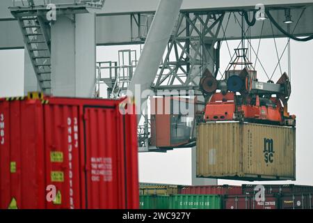 Duisburg, Allemagne. 12 janvier 2024. Les conteneurs sont chargés au port. L'Office fédéral de la statistique annonce le produit intérieur brut pour 2023. Le produit intérieur brut est une mesure de la performance économique d'une économie. Crédit : Federico Gambarini/dpa/Alamy Live News Banque D'Images