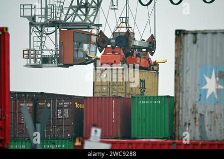 Duisburg, Allemagne. 12 janvier 2024. Les conteneurs sont chargés au port. L'Office fédéral de la statistique annonce le produit intérieur brut pour 2023. Le produit intérieur brut est une mesure de la performance économique d'une économie. Crédit : Federico Gambarini/dpa/Alamy Live News Banque D'Images