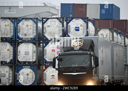 Duisburg, Allemagne. 12 janvier 2024. Les conteneurs sont chargés au port. L'Office fédéral de la statistique annonce le produit intérieur brut pour 2023. Le produit intérieur brut est une mesure de la performance économique d'une économie. Crédit : Federico Gambarini/dpa/Alamy Live News Banque D'Images