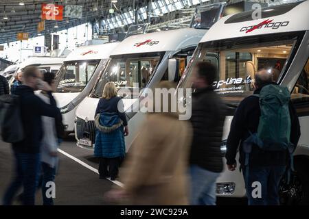 Stuttgart, Allemagne. 13 janvier 2024. Les camping-cars se tiennent dans un hall du salon Caravan Motor Touristik (CMT). Le plus grand salon public du monde pour le tourisme et les loisirs se tient jusqu'en janvier 21. Crédit : Marijan Murat/dpa/Alamy Live News Banque D'Images