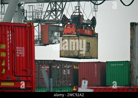 Duisburg, Allemagne. 12 janvier 2024. Les conteneurs sont chargés au port. L'Office fédéral de la statistique annonce le produit intérieur brut pour 2023. Le produit intérieur brut est une mesure de la performance économique d'une économie. Crédit : Federico Gambarini/dpa/Alamy Live News Banque D'Images