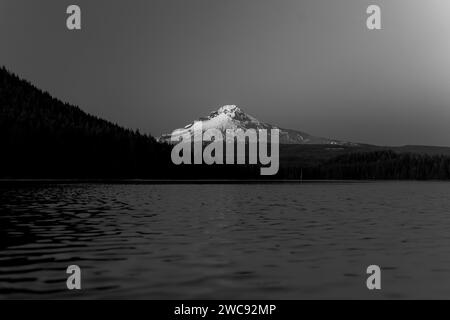 Vue minimaliste sur le mont Hood depuis le lac Trillium, Oregon Banque D'Images