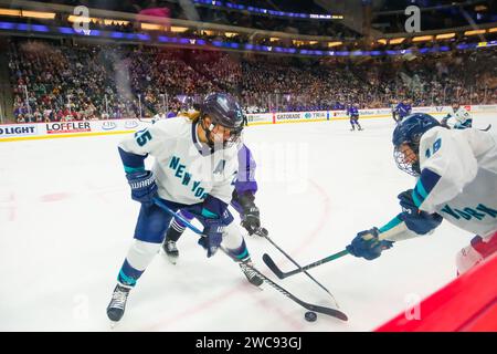 Minneapolis, Minnesota, États-Unis. 14 janvier 2024. L'attaquant de New York ALEX CARPENTER (25) et l'attaquant de New York ELIZABETH GIGUÃˆRE (18) lors d'un match de PWHL entre le Minnesota et New York au Xcel Energy Center à St. Paul, MN le 14 janvier 2024. New York a gagné 3-2. (Image de crédit : © Steven Garcia/ZUMA Press Wire) USAGE ÉDITORIAL SEULEMENT! Non destiné à UN USAGE commercial ! Banque D'Images